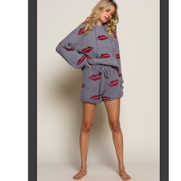 BERBER Cozy Lips Hooded Pullover - Picture 10 of 10